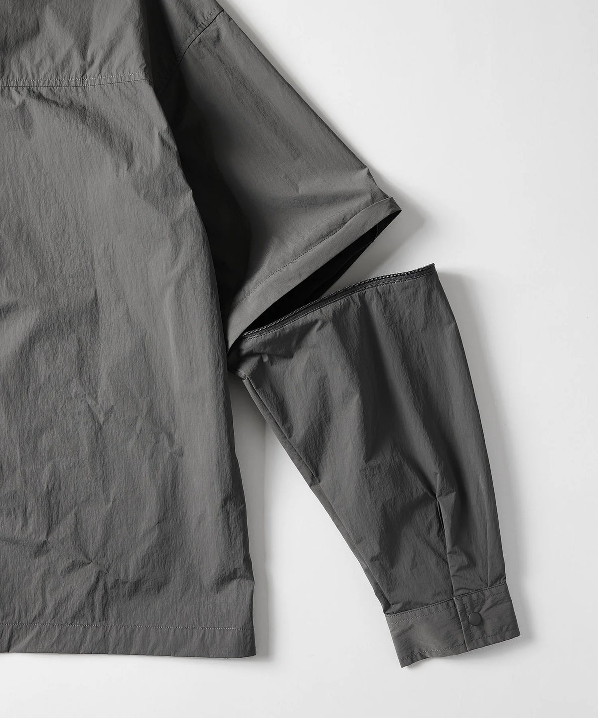 DETACHABLE TECH SHIRT
