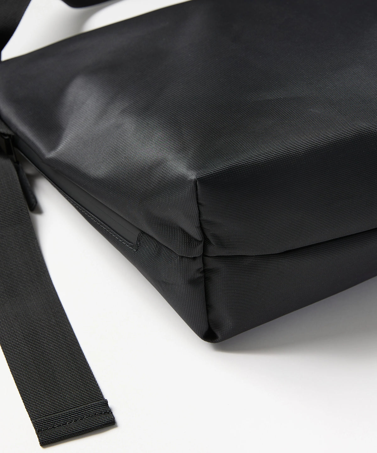 NYLON MESSENGER BAG(M)