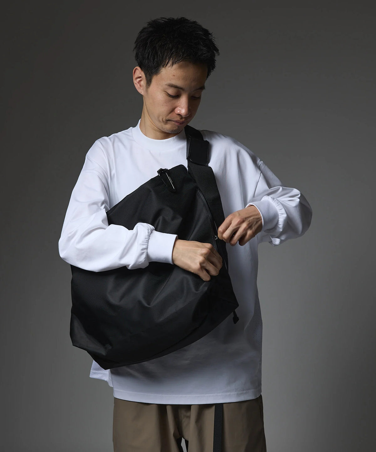 NYLON MESSENGER BAG