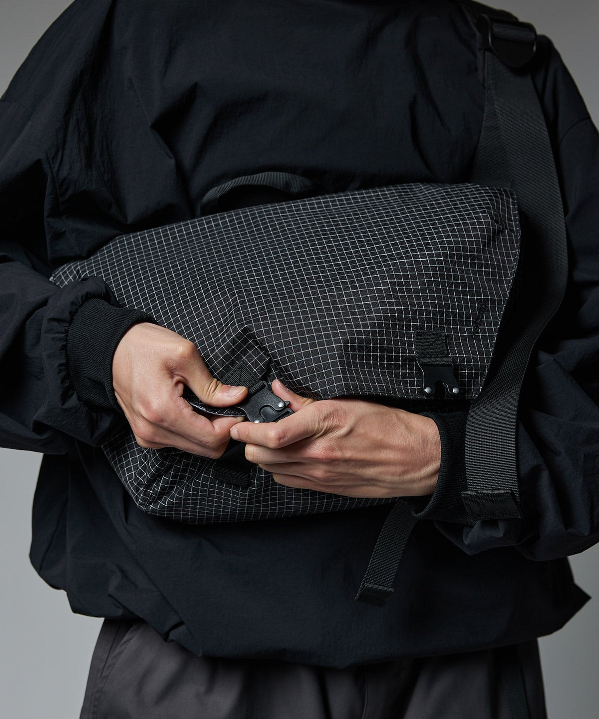 COMPACT MESSENGER BAG