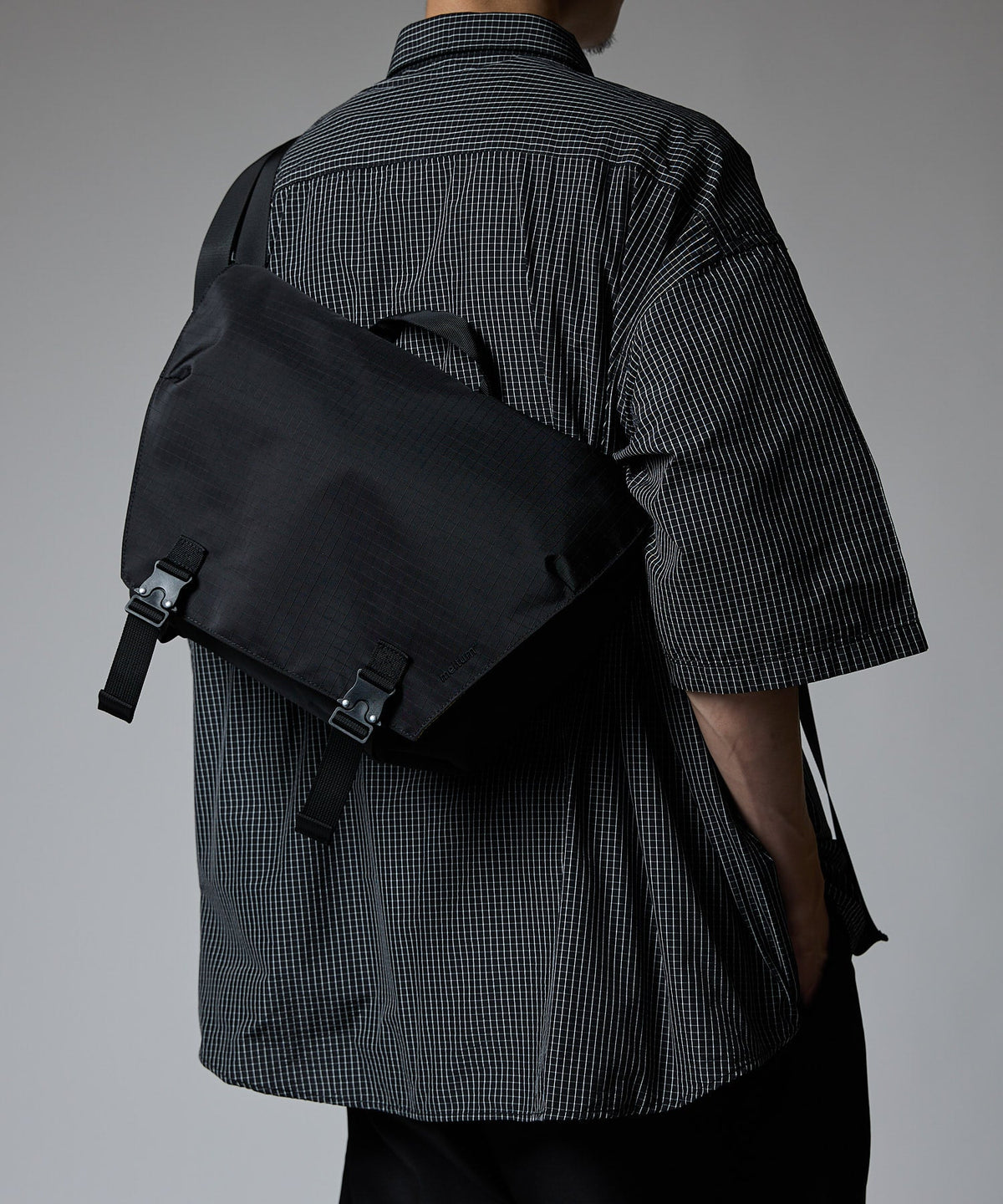 COMPACT MESSENGER BAG