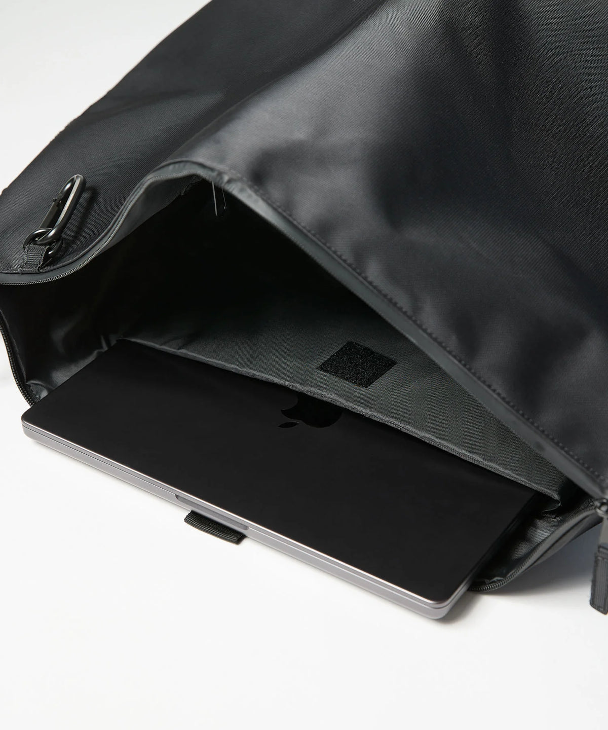 NYLON MESSENGER BAG
