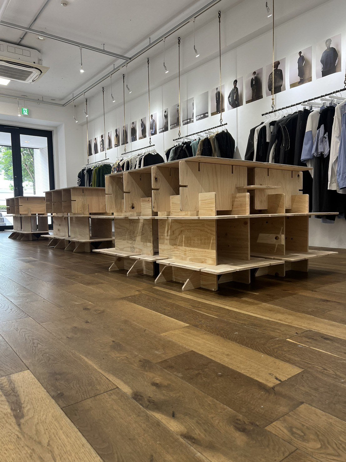 ナチュラルカラーのテーブルを使用した展示会