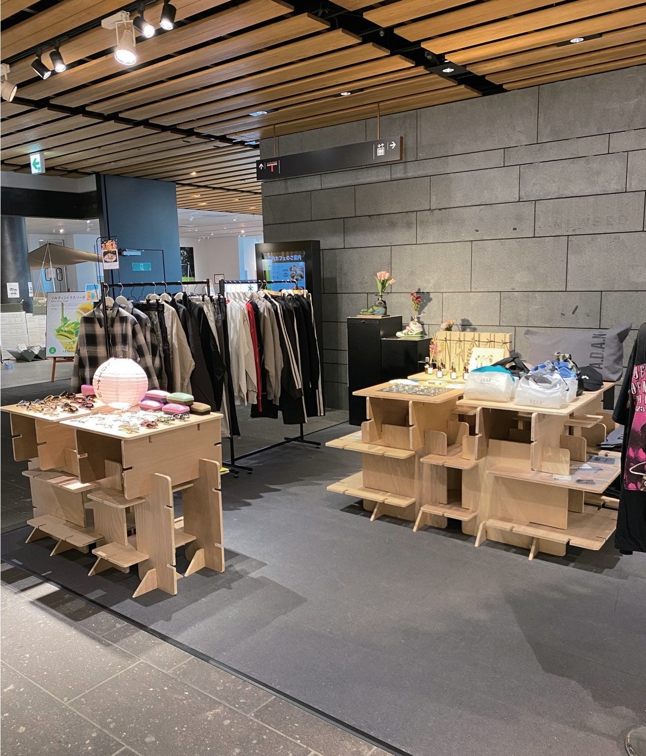 AMU PLAZA KUMAMOTO での什器使用例